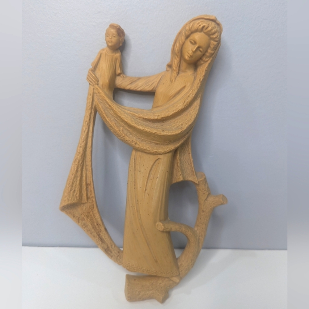 Vintage 1960's Mother Mary with Baby Jesus Tan Plastic Resin Wall Plaque…